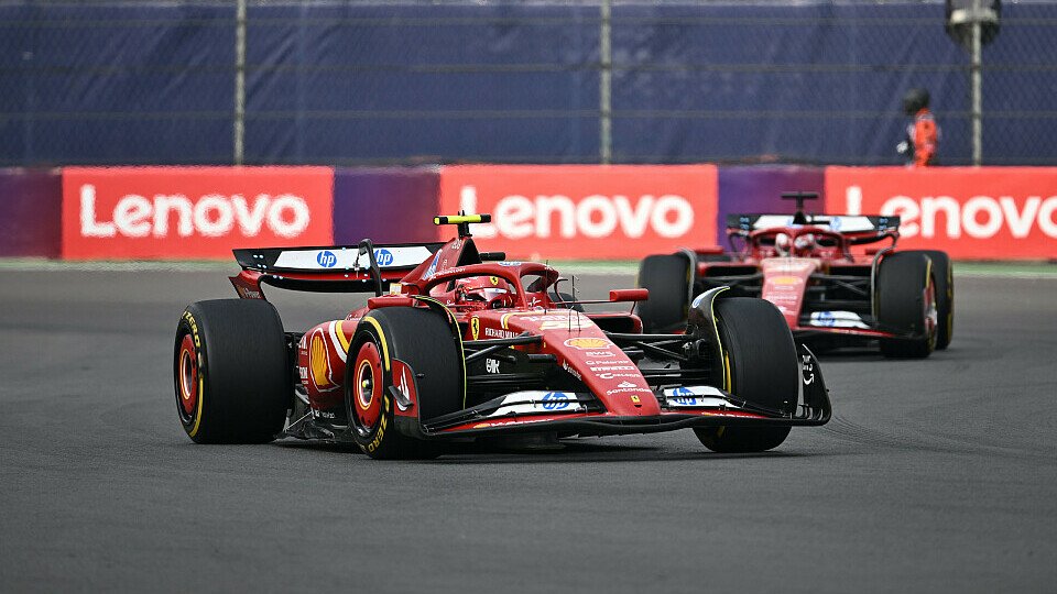 Carlos Sainz Jr. führt vor Ferrari-Teamkollege Charles Leclerc das Rennen an