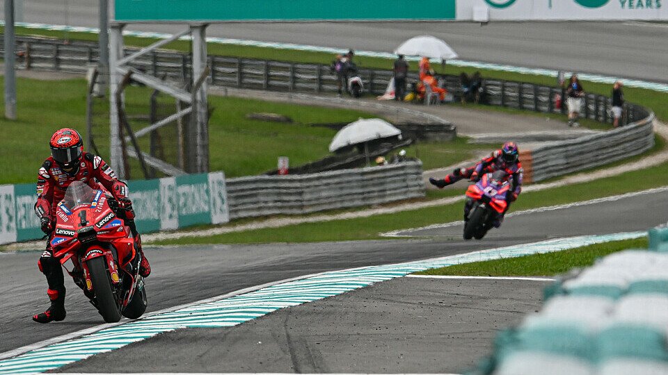 Francesco Bagnaia fährt im MotoGP-Qualifying von Sepang vor Jorge Martin