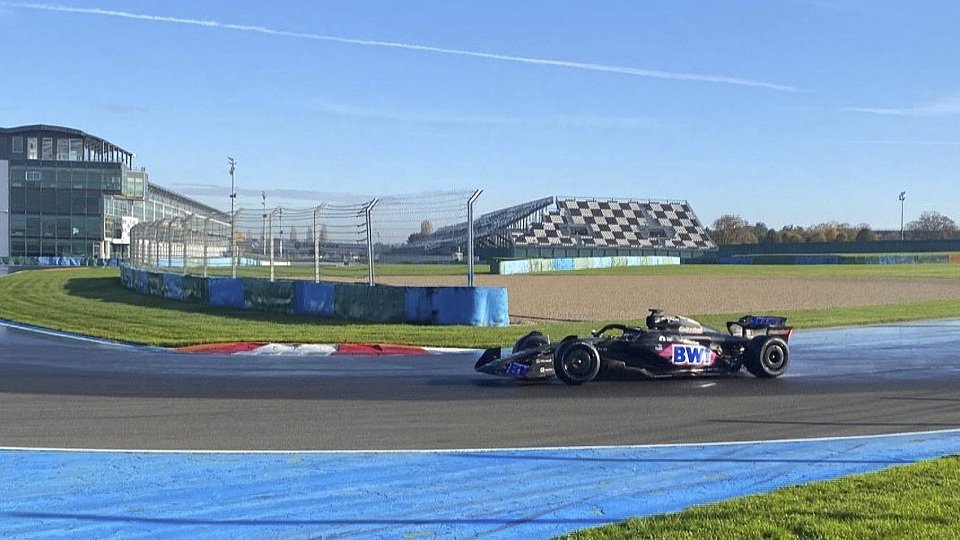Jack Doohan im Alpine A523 bei Pirelli-Testfahrten in Magny Cours