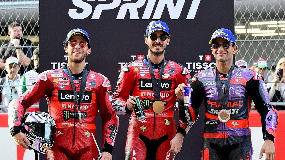 Das Podium des letzten Sprintrennens der Saison v.l.n.r.: Enea Bastianini, Francesco Bagnaia, Jorge Martin