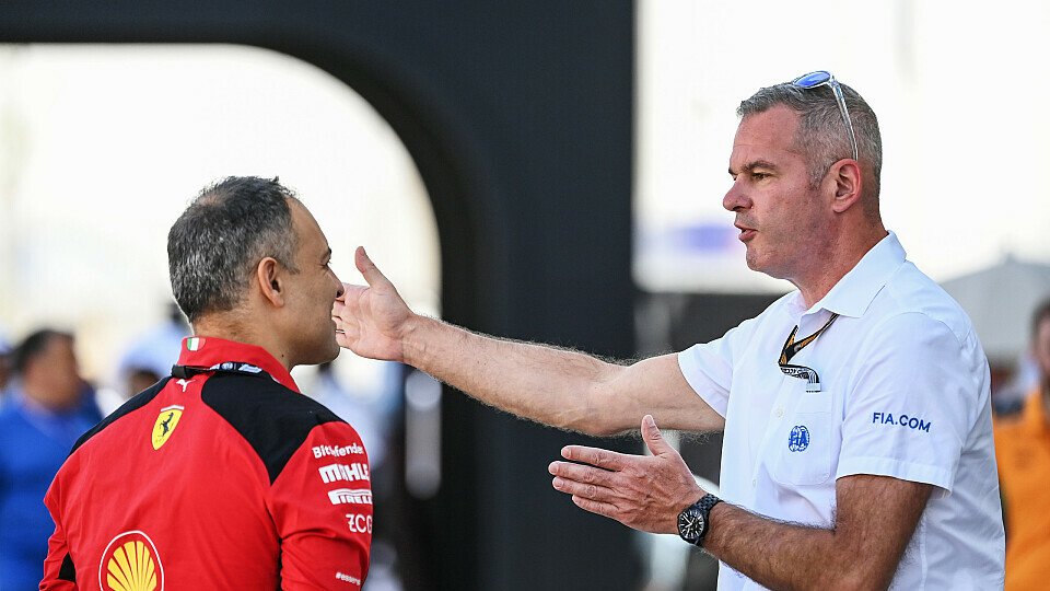 Ein Ferrari-Teammitglied im Gespräch mit F1-Rennleiter Niels Wittich im Katar-Fahrerlager