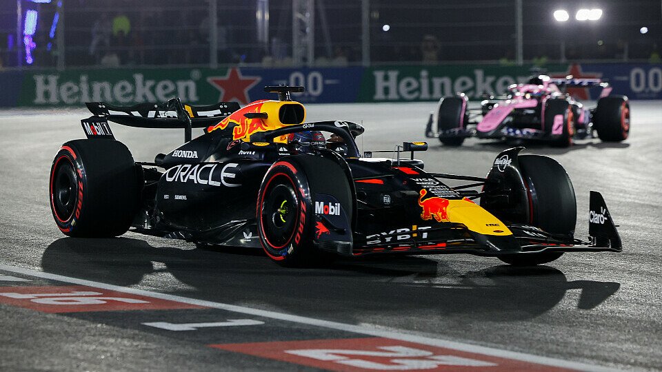 Red Bull-Pilot Max Verstappen vor Esteban Ocon im Alpine