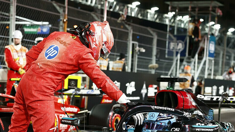 Ferrari-Pilot Carlos Sainz Jr. gratuliert George Russell im Mercedes zur Pole Position Ferrari-Pilot Carlos Sainz Jr. gratuliert George Russell im Mercedes zur Pole Position