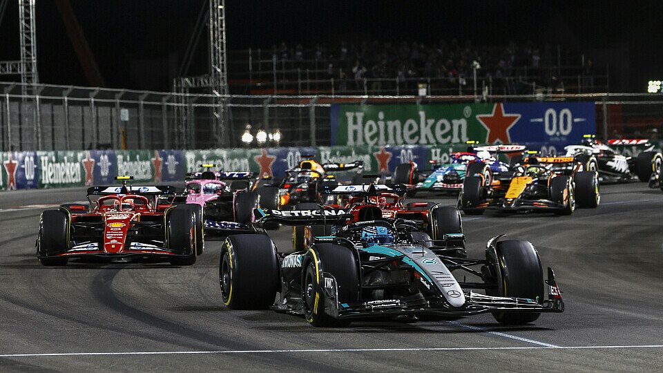 Polesetter George Russell (Mercedes) gewinnt den Start 