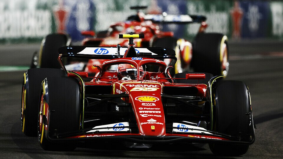 Die beiden Ferrari mit Carlos Sainz Jr. vor Charles Leclerc