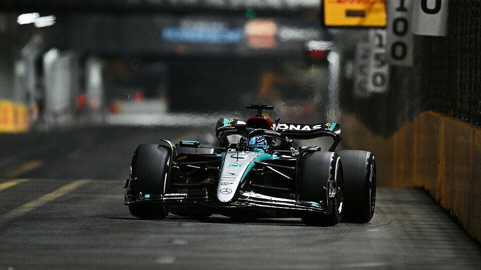 George Russell führt im Mercedes das Rennern an