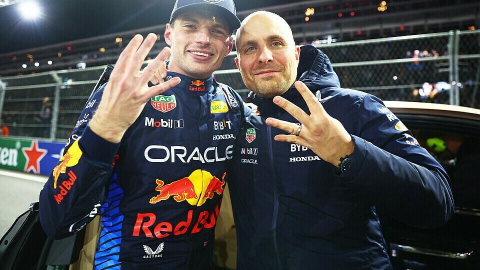 Weltmeister Max Verstappen (Red Bull) feiert mit seinem Renningenieur Gianpiero Lambiase den 4. Titel im Parc Ferme