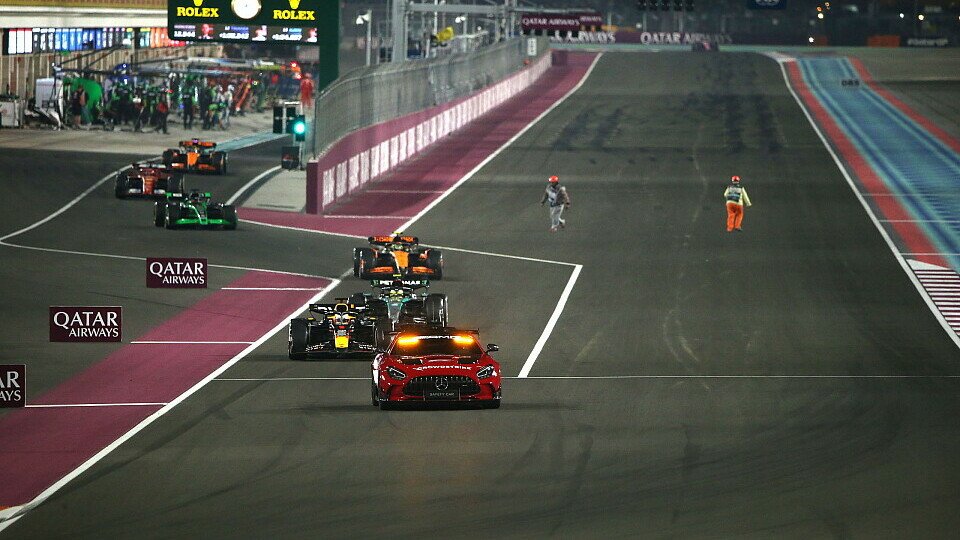 Das Safety-Car führt das Feld aus der Boxengasse