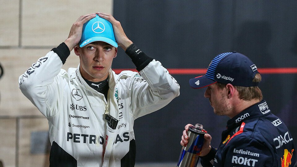 George Russell greift sich im Gespräch mit Max Verstappen nach dem Katar-Qualifying auf den Kopf