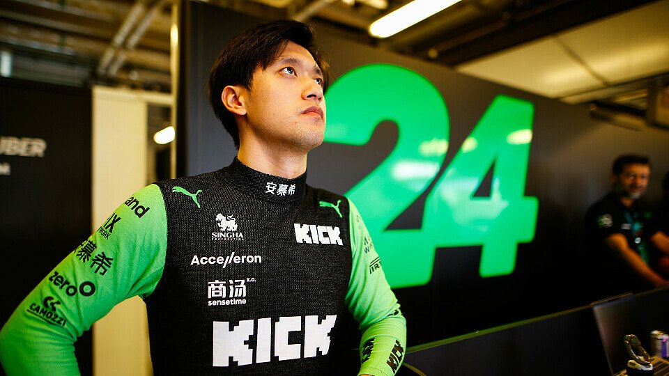 Sauber-Fahrer Guanyu Zhou in der Box
