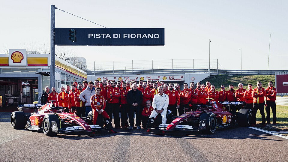Gruppenfoto von Ferraris Test mit Carlos Sainz und seinem Vater in Fiorano in zwei F1-75