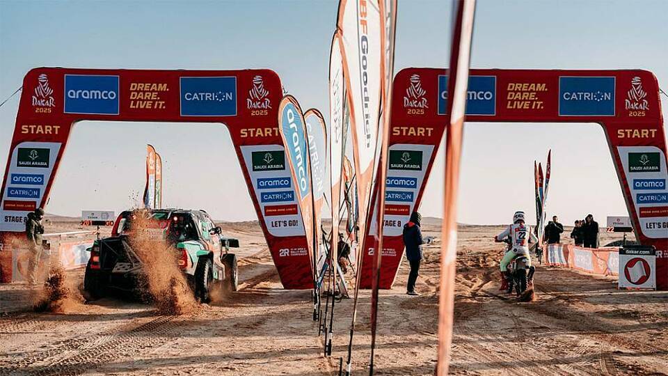 #201 Yazeed Al Rajhi mit Timo Gottschalk im Toyota und #022 Michael Docherty auf KTM beim Start