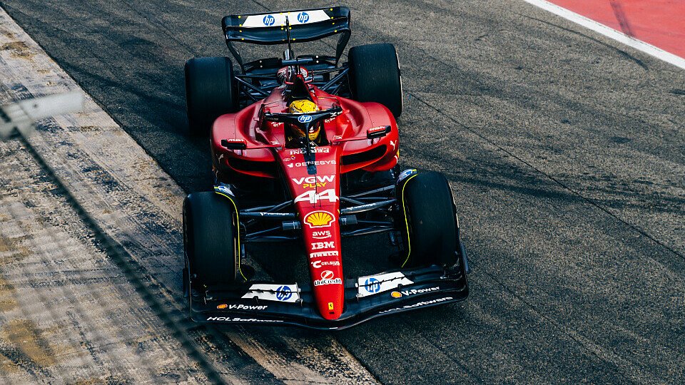 Lewis Hamilton biegt beim Ferrari-Test in Barcelona in die Box ein