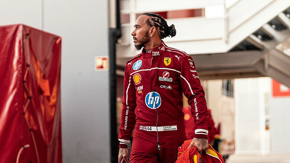 Lewis Hamilton geht beim Ferrari-Test in Barcelona durchs Fahrerlager