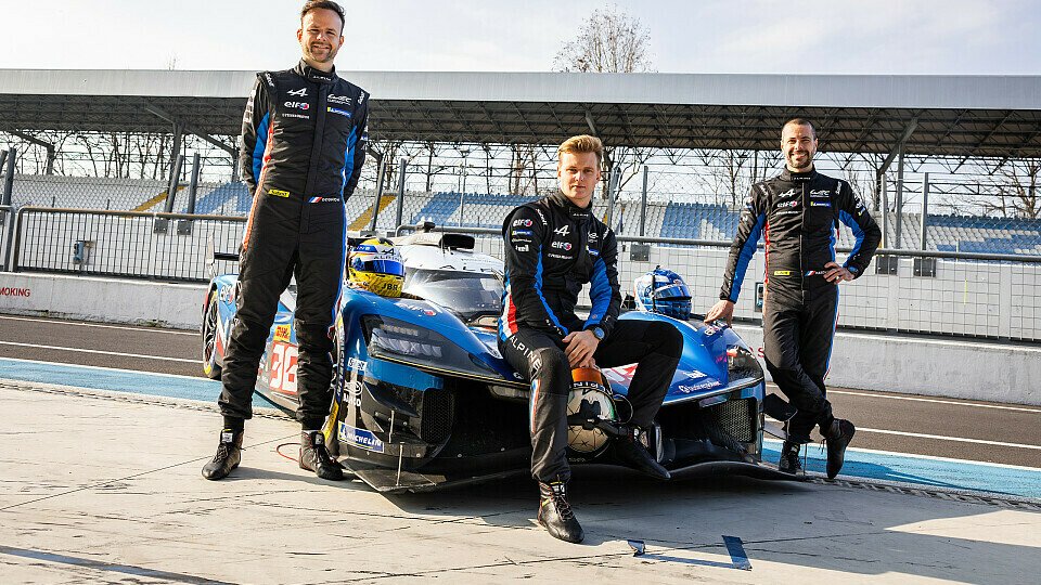 Die Alpine-Fahrer Mick Schumacher, Jules Gounon und Fred Makowiecki mit ihrem Auto