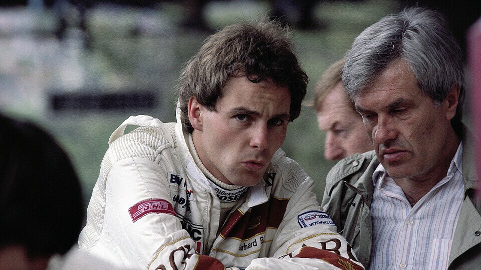 Arrows-Pilot Gerhard Berger spricht in der Boxengasse von Monaco mit Journalist Helmut Zwickl