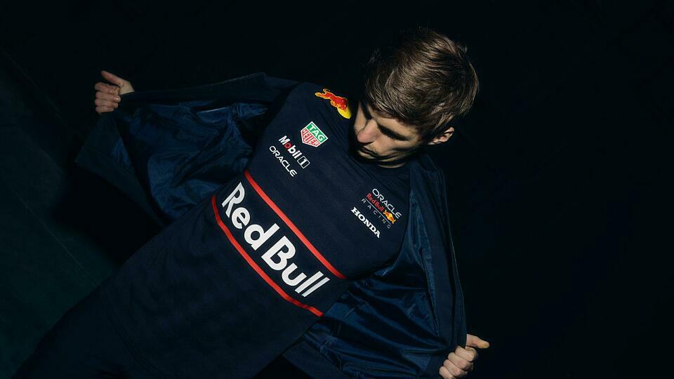 Max Verstappen posiert bei einem Fotoshooting für die neue Red-Bull-Kollektion im Studio.