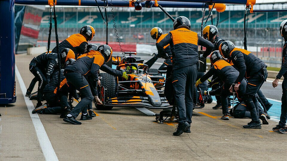 Lando Norris im neuen McLaren MCL39 in Tarnlackierung beim Boxenstopp-Training in Silverstone