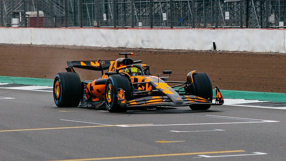 Lando Norris im neuen McLaren MCL39 in Tarnlackierung auf der Strecke in Silverstone
