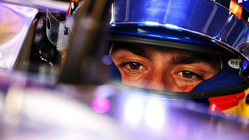 Carlos Sainz im neuen Williams FW47 in der Box beim Rollout in Silverstone