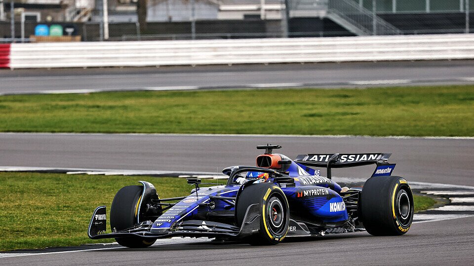 Carlos Sainz im neuen Williams FW47 auf der Strecke beim Rollout in Silverstone