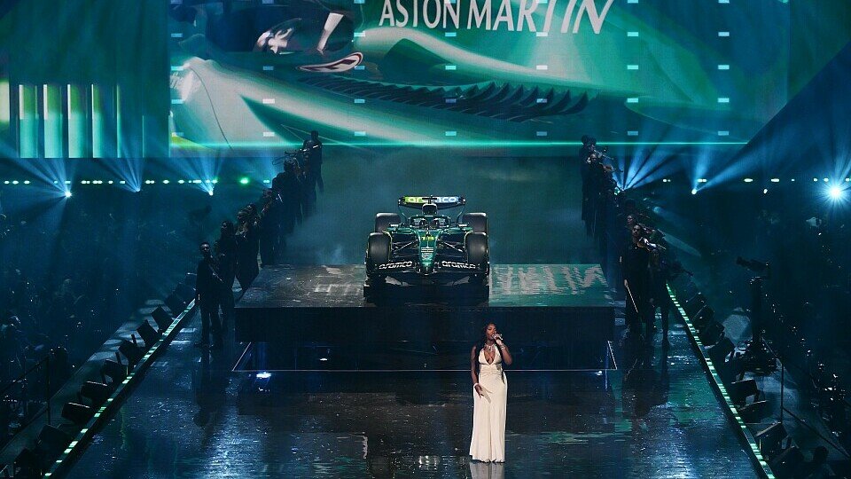 Sängerin Tems vor dem neuen Aston Martin AMR25