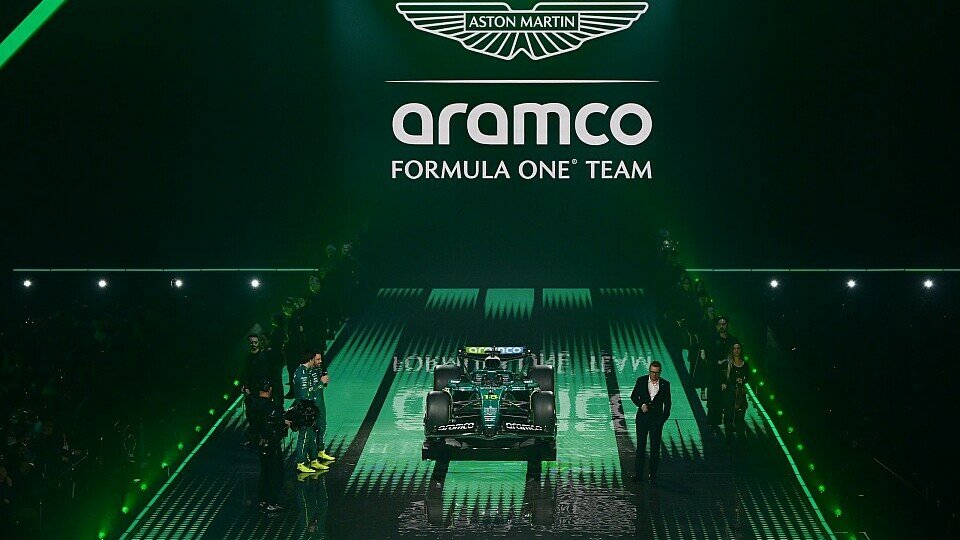 Lance Stroll und Fernando Alonso präsentieren den neuen Aston Martin AMR15