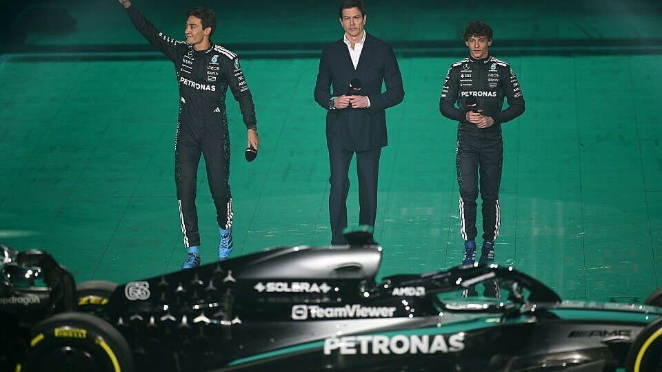George Russell, Teamchef Toto Wolff und Andrea Kimi Antonelli präsentieren den neuen Mercedes W16
