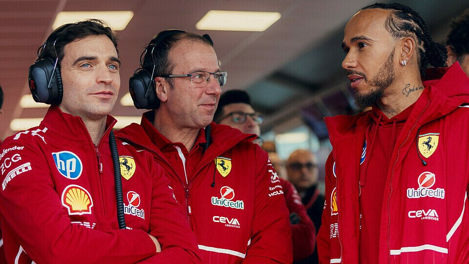 Lewis Hamilton im Gespräch mit Ingenieuren