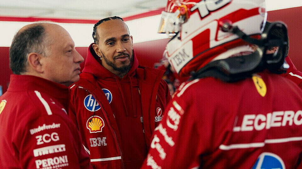 Lewis Hamilton im Gespräch mit Frederic Vasseur und Charles Leclerc