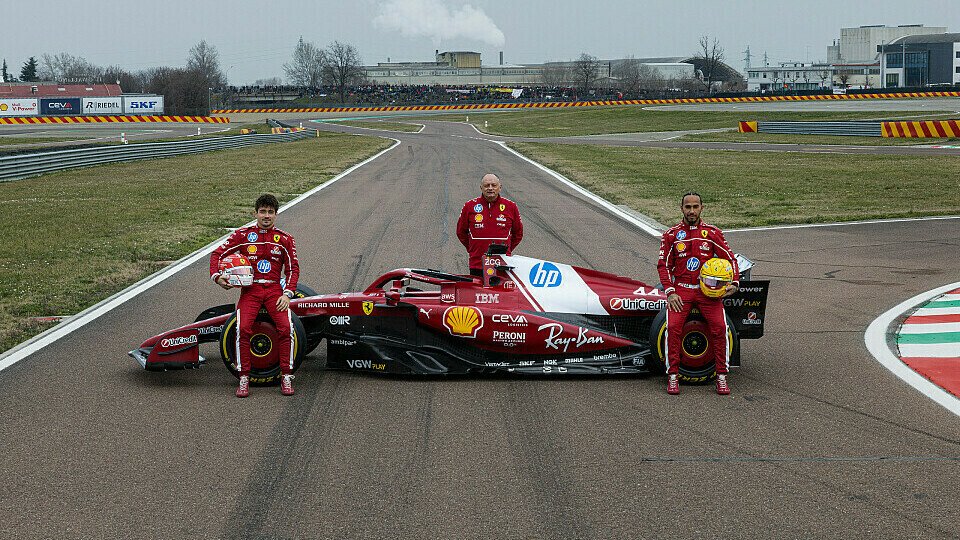 Gruppenfoto mit Charles Leclerc, Lewis Hamilton und Frederic Vasseur mit dem neuen Ferrari-Boliden