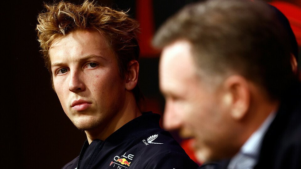 Liam Lawson und Christian Horner bei einer Pressekonferenz