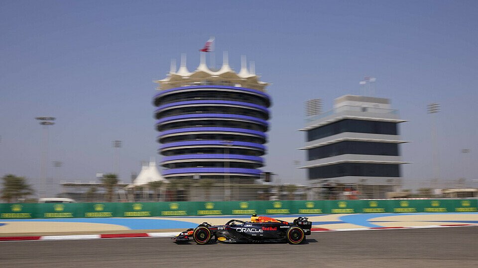 Sergio Perez (Red Bull) beim den offiziellen Testfahrten der Formel 1 in Bahrain 2024 