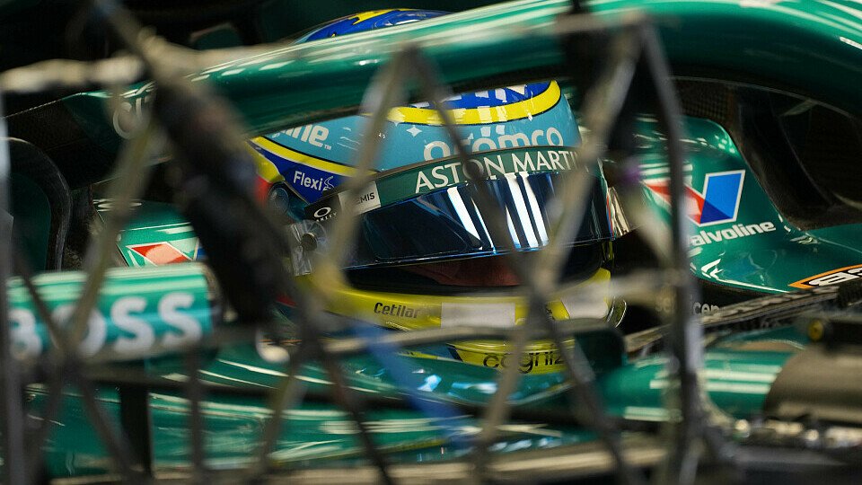 Aston Martin-Fahrer Fernando Alonso in der Box