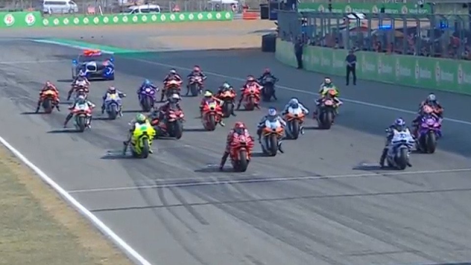Marco Bezzecchi crashte beim Sprint-Start beinahe, Foto: Screenshot/MotoGP.com