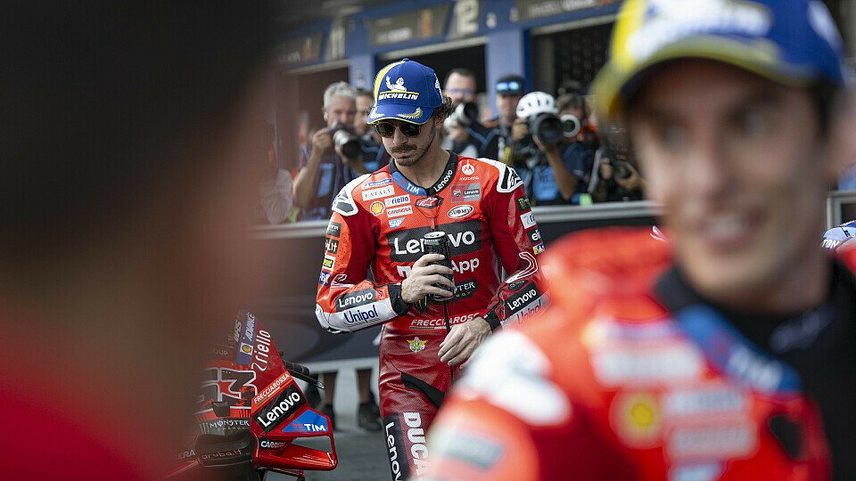 Das Bild der bisherigen Saison: Bagnaia grübelt, Marquez strahlt, Foto: IMAGO / PsnewZ