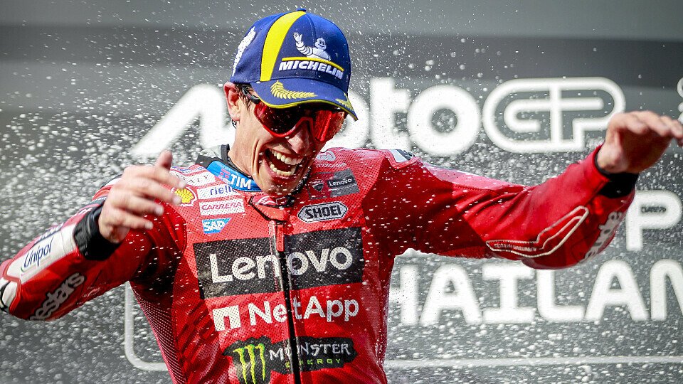 Sieger Marc Marquez (Ducati Lenovo Team) feiert auf dem Podium