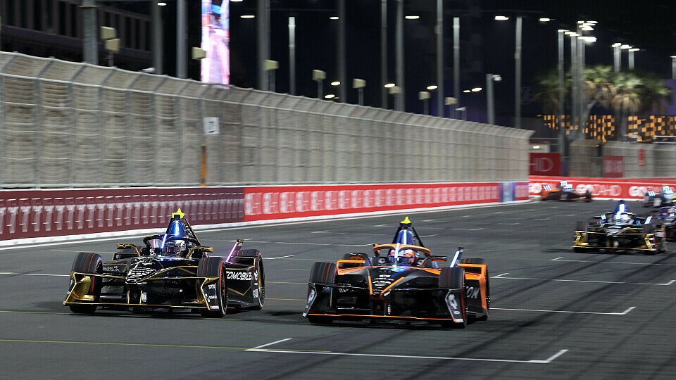 Formel-E-Duell auf der Zielgeraden in Jeddah