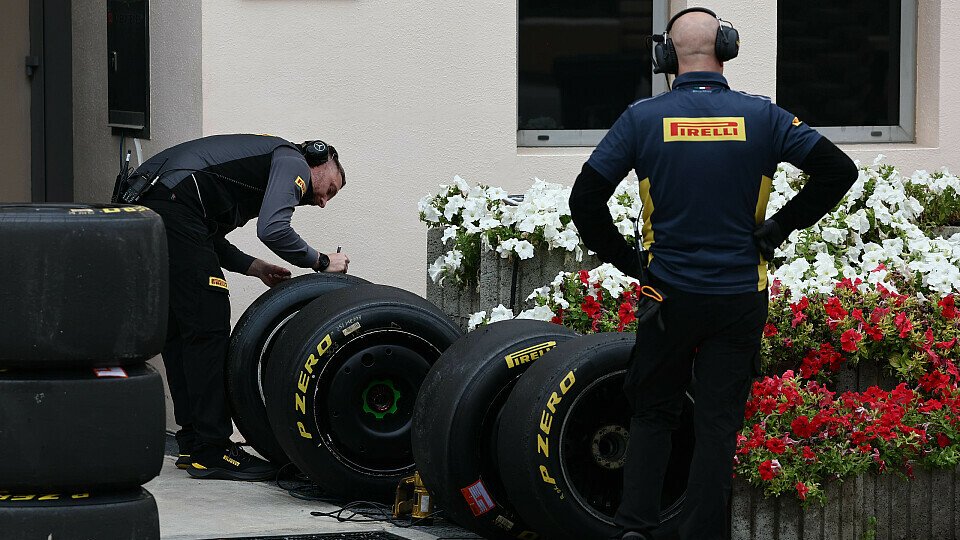 Zwei Pirelli-Ingenieure beim Wintertest der Formel 1 2025 in Bahrain mit Pirelli-Reifen