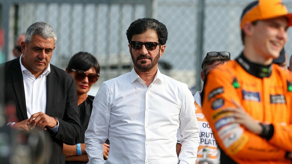 FIA-Präsident Mohammed Ben Sulayem steht beim Italien-GP in Monza im Parc Ferme hinter Oscar Piastri FIA-Präsident Mohammed Ben Sulayem steht beim Italien-GP in Monza im Parc Ferme hinter Oscar Piastri