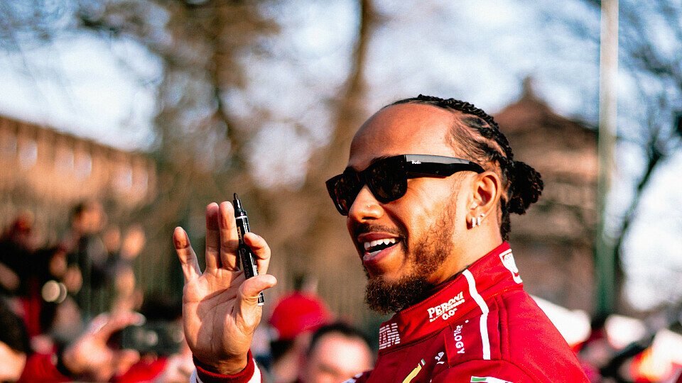 Lewis Hamilton ubei der Ferrari-Fahrerpräsentation im Mailand