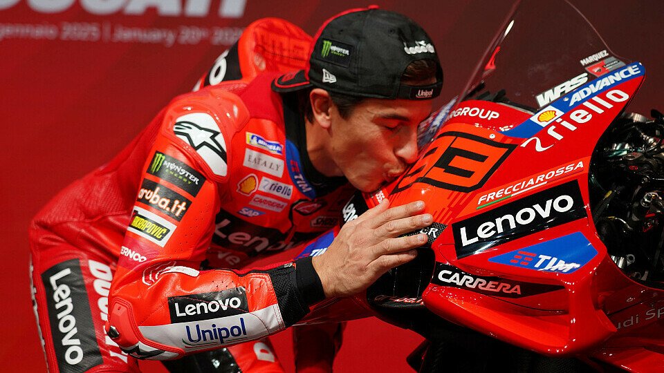 Marc Marquez küsst seine Startnummer 93