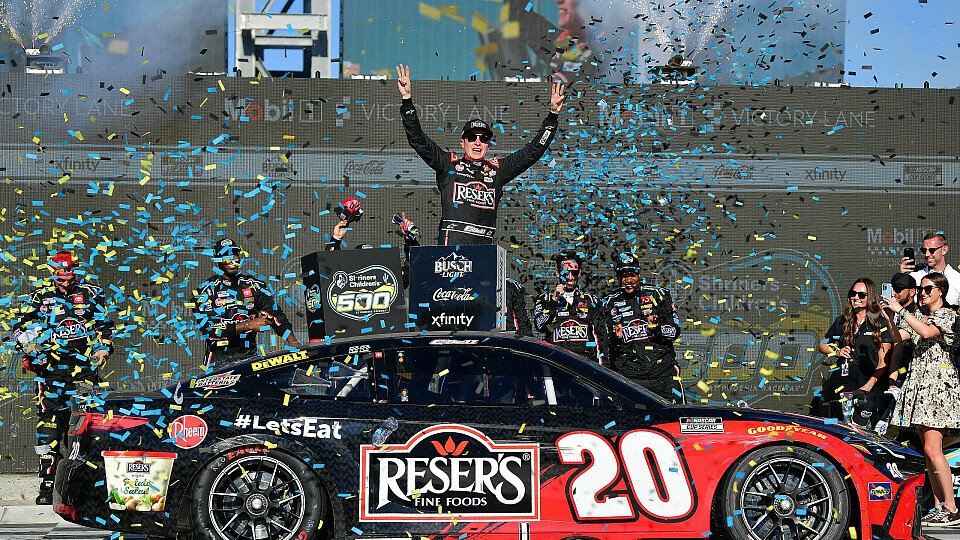 Christopher Bell (#20 Joe Gibbs Racing) feiert in der Victory Lane vom Phoenix Raceway seinen dritten Saisonsieg in Folge