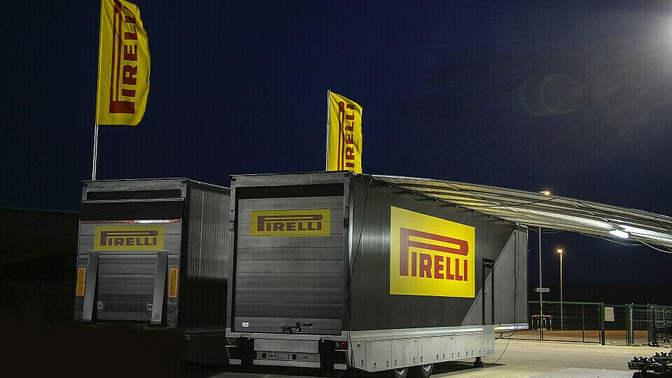 Les camions Pirelli dans le paddock