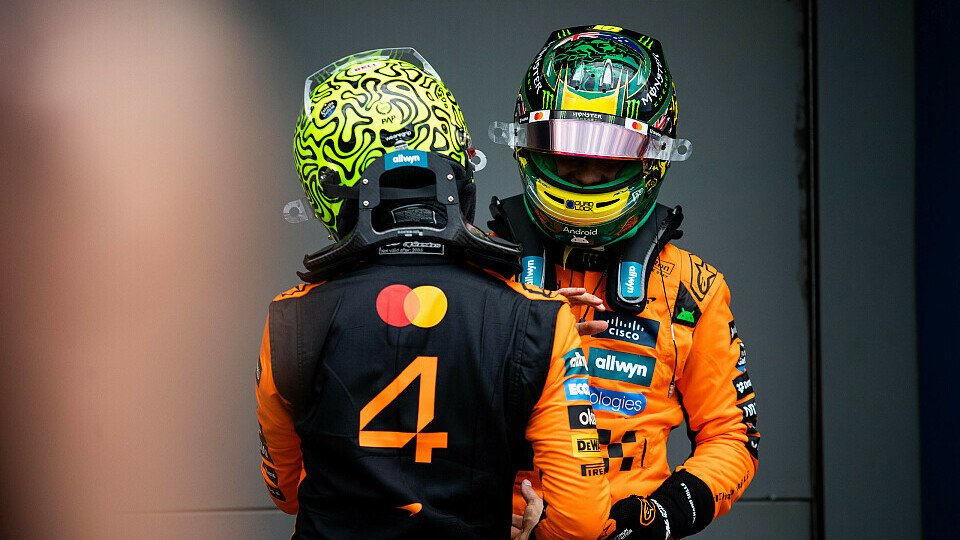 McLaren-Pilot Oscar Piastri gratuliert Teamkollege Lando Norris zur Pole Position