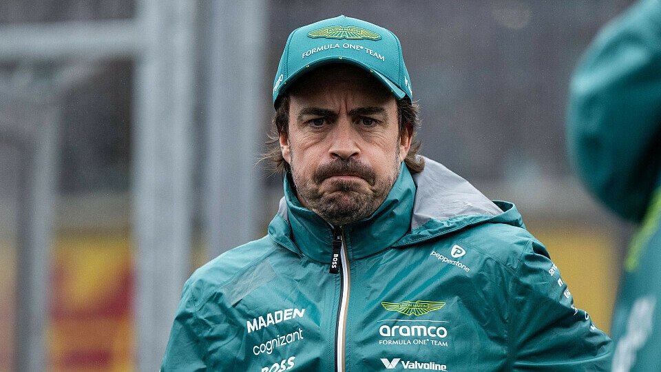 Aston Martin-Fahrer Fernando Alonso bei der Fahrerparade