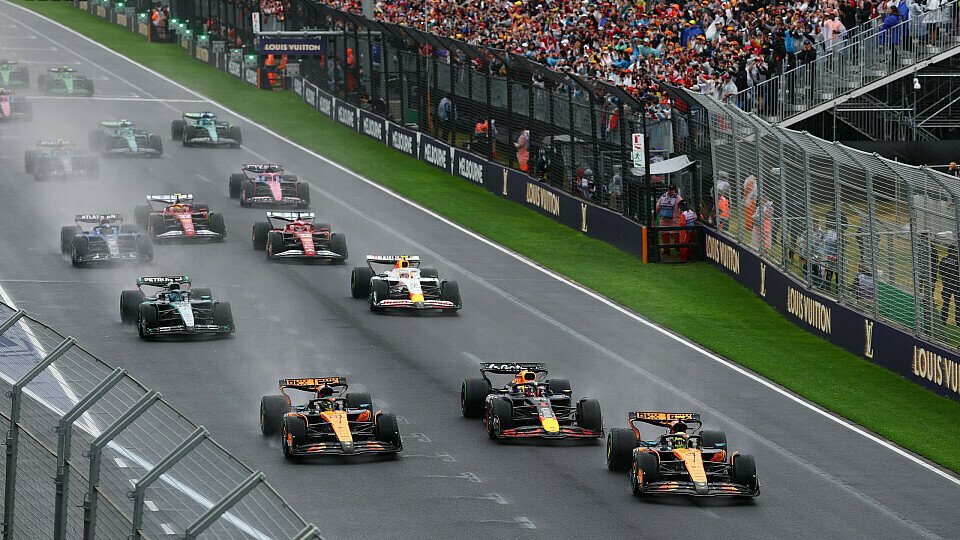 Polesetter Lando Norris gewinnt im McLaren den Start vor Teamkollege Oscar Piastri und Max Verstappen im Red Bull Polesetter Lando Norris gewinnt im McLaren den Start vor Teamkollege Oscar Piastri und Max Verstappen im Red Bull
