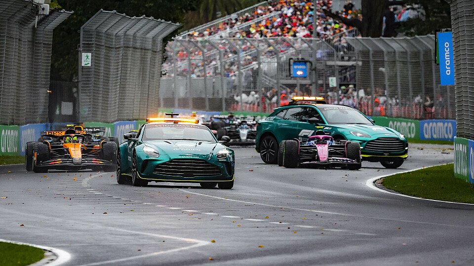 Accident de Jack Doohan (Alpine) alors que Lando Norris (McLaren) mène la course derrière la voiture de sécurité.