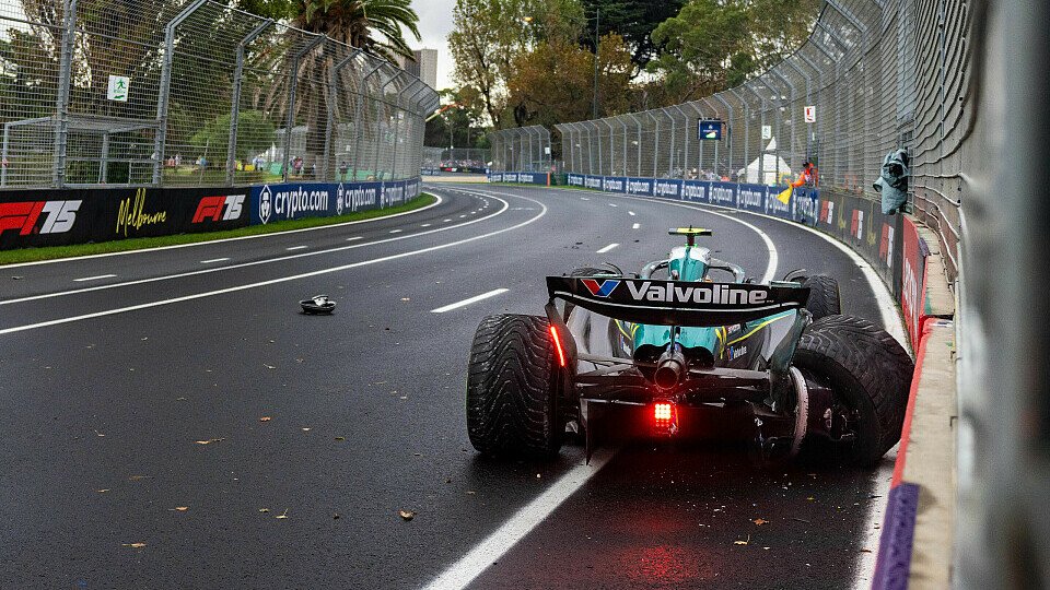 Fernando Alonso crasht im Aston Martin