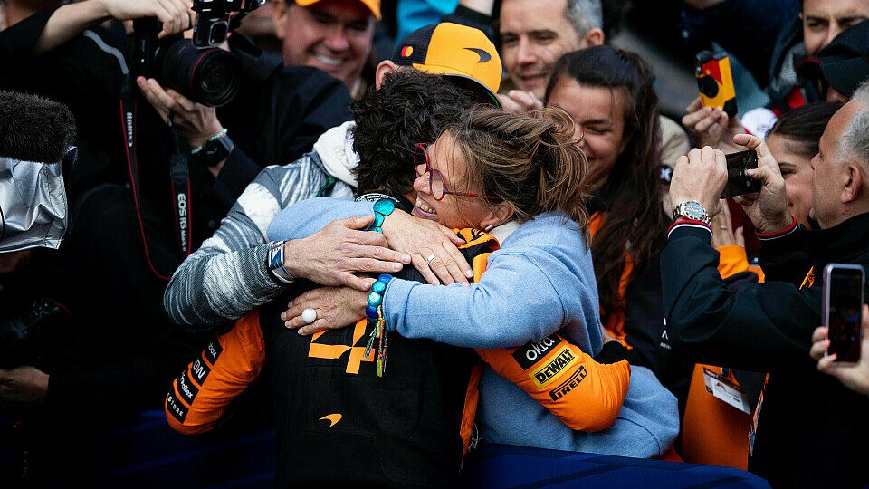 Mutter Cisca Wauman und Vater Adam Norris gratulieren Lando zum Sieg im Parc Ferme Mutter Cisca Wauman und Vater Adam Norris gratulieren Lando zum Sieg im Parc Ferme